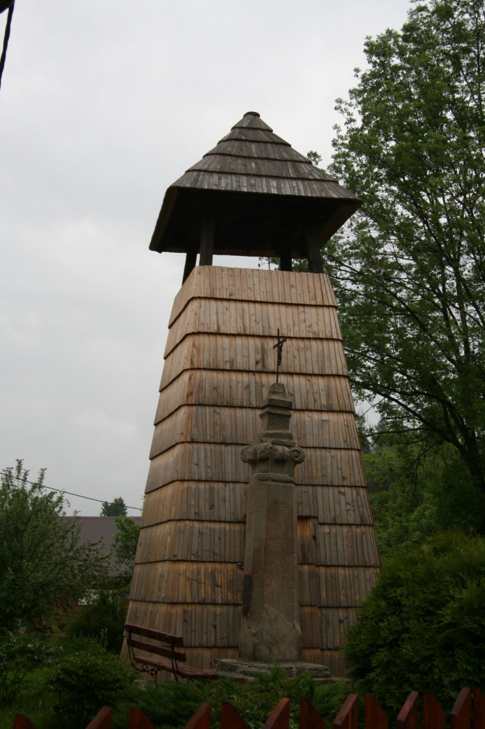 Zabytkowa dzwonnica w Nieledwi