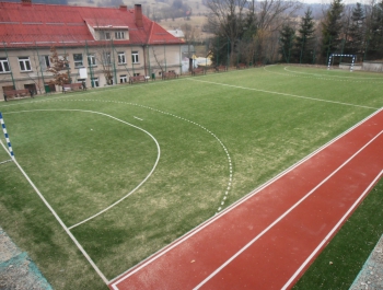 boisko sportowe przy szkole podstawowej
