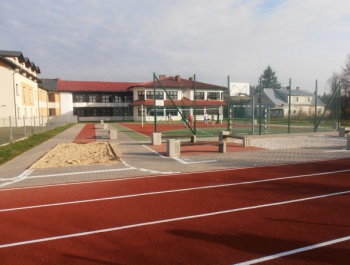 boiska sportowe przy szkole podstawowej